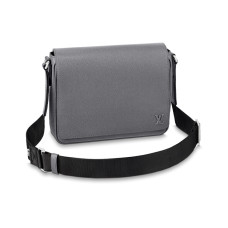 LOUIS VUITTON District PM Taiga