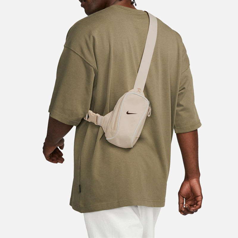 Nike Sportswear Essentials Logo