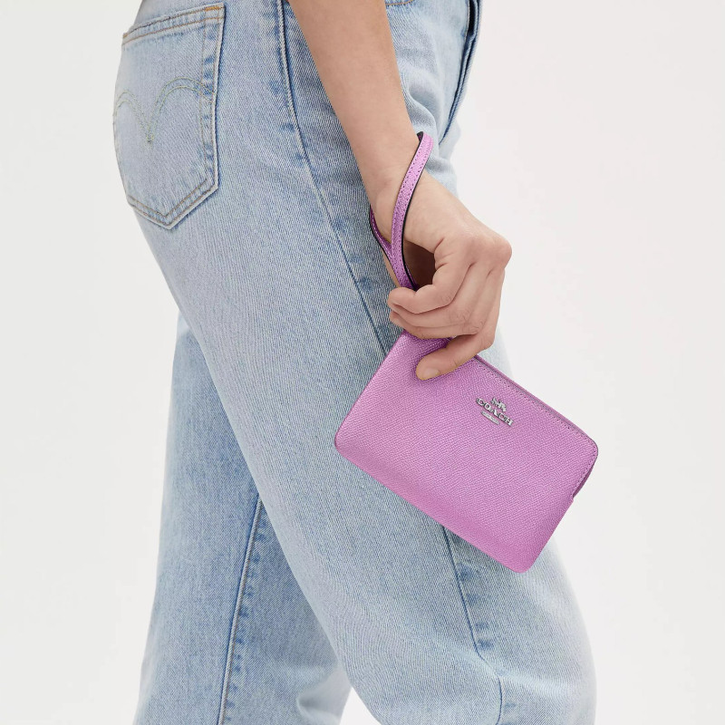 COACH Corner Zip 16
