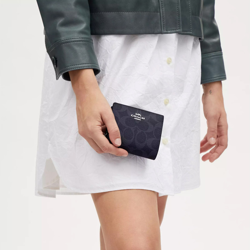 COACH Snap Wallet 11 Logo