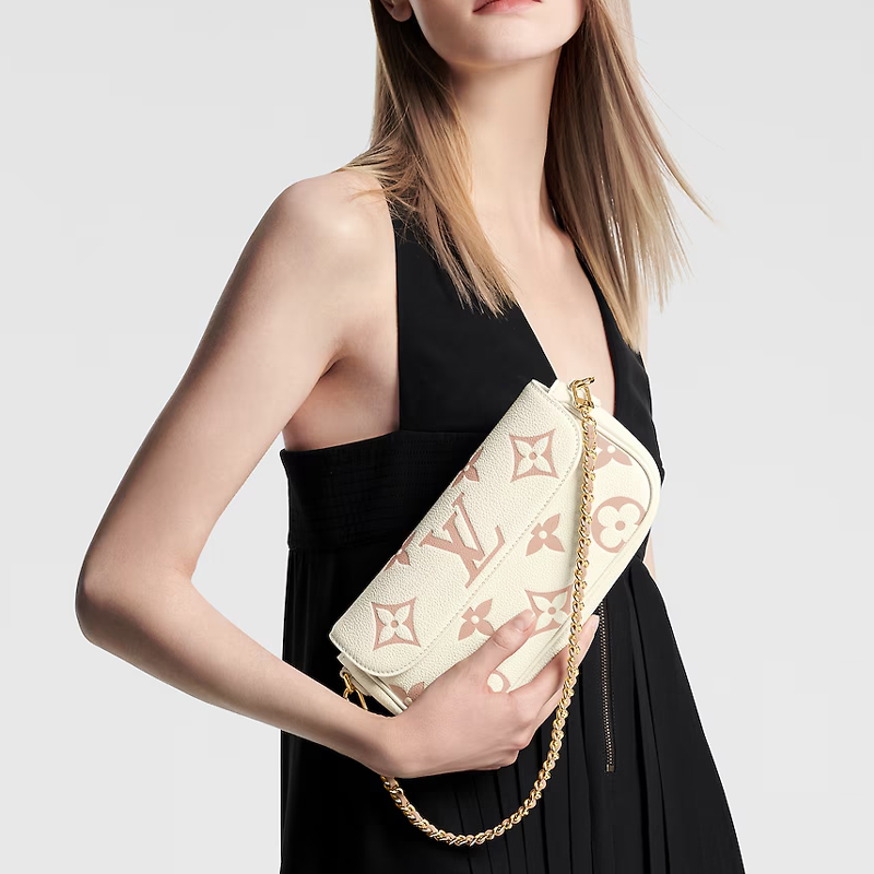 LOUIS VUITTON IVY Logo