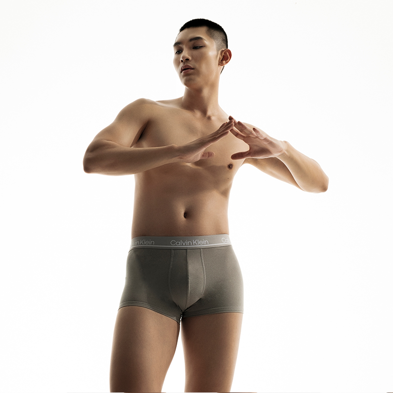 CALVIN KLEIN 4