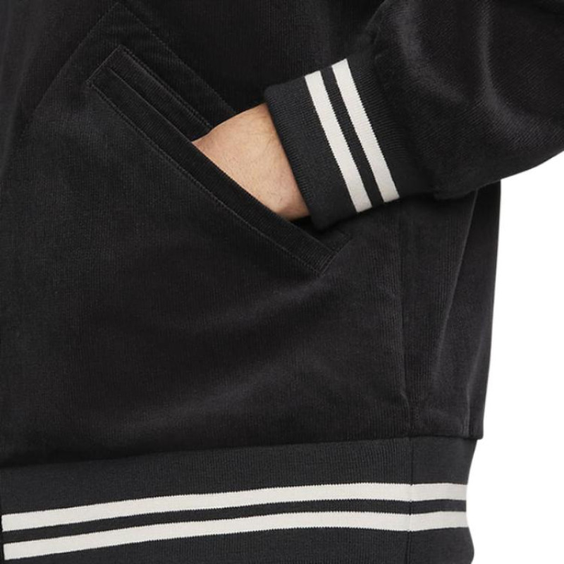 Nike Sportswear Trend Logo