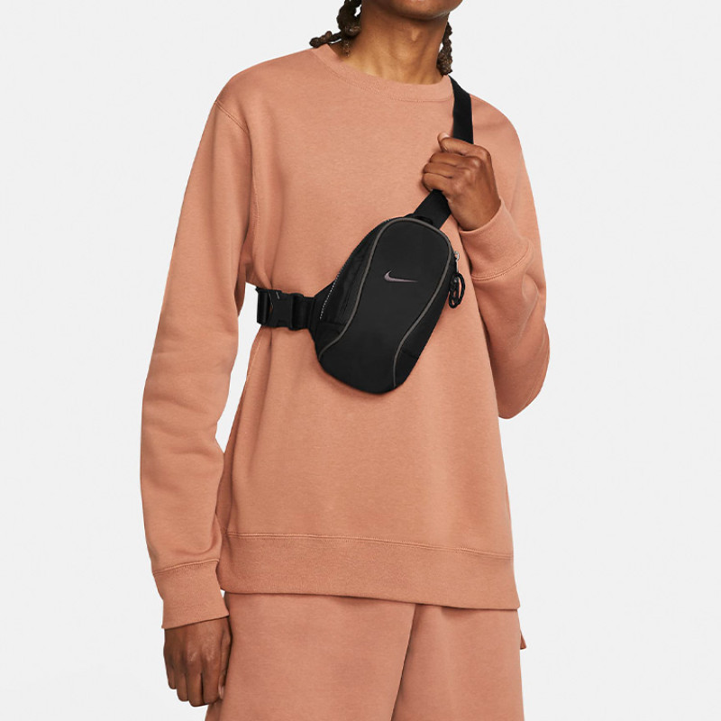Nike Sportswear Essentials Logo