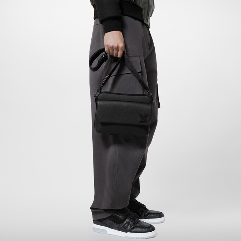 LOUIS VUITTON Fastline Messenger