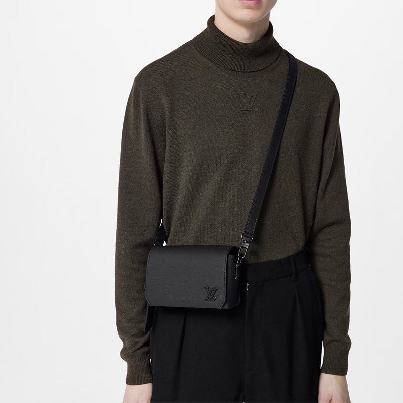 LOUIS VUITTON Flap Logo