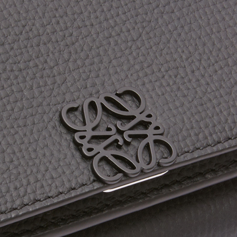 LOEWE Anagram